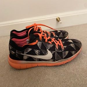 Size 6 women’s running shoe